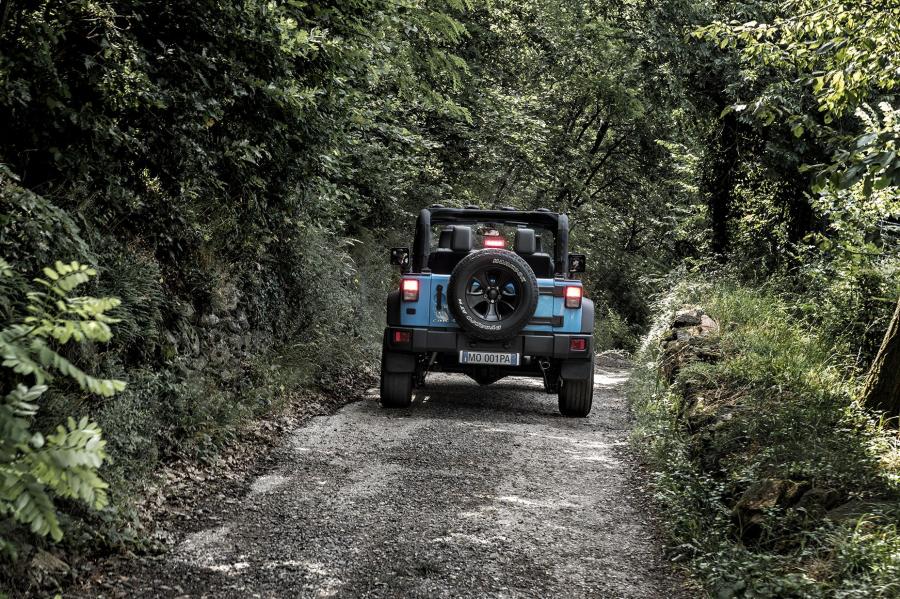  Jeep Wrangler Rubicon MoparONE Pack 2016 года  (фото 17 из 32)
